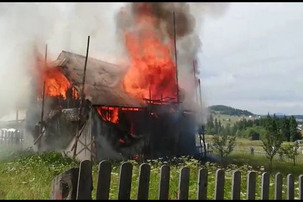 Casă cuprinsă de flăcări la Poiana Stampei. Două persoane au avut nevoie de îngrijiri medicale VIDEO