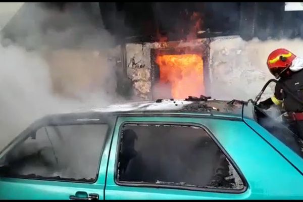 O casă și un autoturism, distruse de un incendiu în Dornești VIDEO