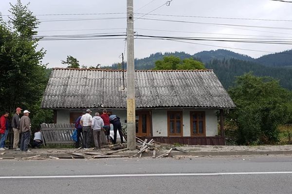 Un tânăr beat la volan a intrat cu mașina în gardul unei locuințe, după care a fugit FOTO