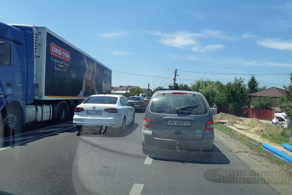 Un bărbat beat și fără permis a ajuns cu mașina în gard