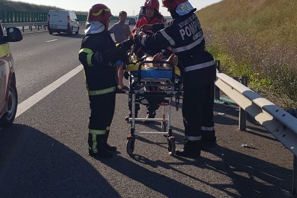 Un copil de 13 ani a fost rănit după ce o șoferiță neatentă a lovit un autoturism oprit pe marginea drumului