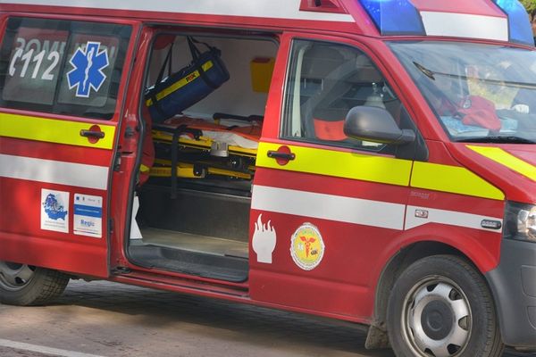 Trei persoane rănite, după coliziunea între un autoturism și un microbuz
