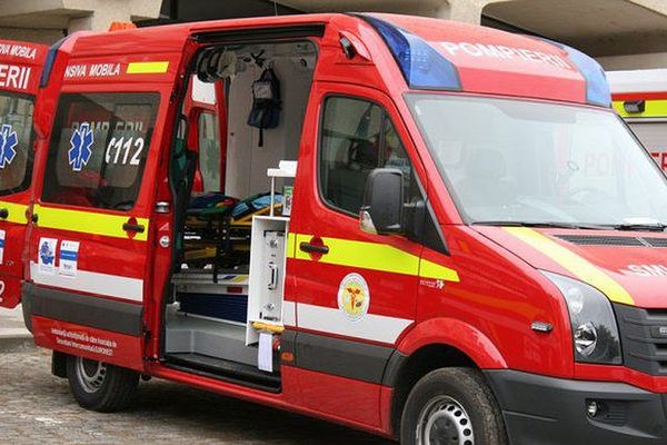 Bărbat ajuns în stare gravă la spital după ce a căzut de pe acoperișul casei