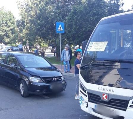 Două persoane rănite, în urma coliziunii dintre un mini-autobuz electric și un autoturism FOTO