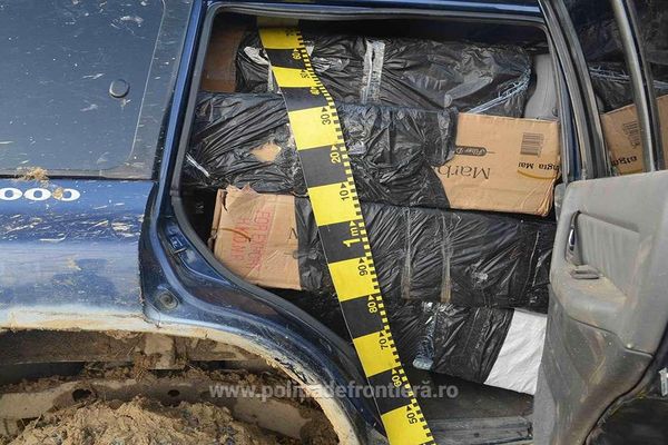 Un șofer urmărit de polițiștii de frontieră s-a răsturnat cu autoturismul plin cu țigări de contrabandă FOTO