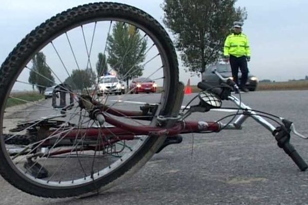 Biciclist acroșat de o autoutilitară. Șoferul vinovat a părăsit locul accidentului