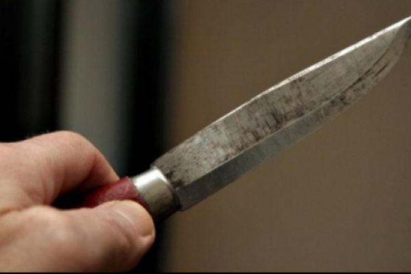 Femeie în stare gravă la spital după ce a fost bătută și înjunghiată de soț