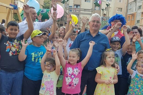 FOTO Spectacol cu clovn la inaugurarea unui loc de joacă în Burdujeni