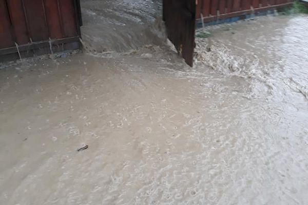 Gospodării inundate la Mironu și Vatra Dornei VIDEO