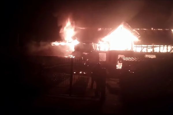 VIDEO Un incendiu violent a distrus o locuință din Câmpulung Moldovenesc. Proprietarii, plecați de o săptămână în străinătate