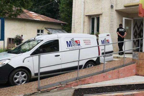 Un bărbat a fost găsit mort în locuința sa de o vecină