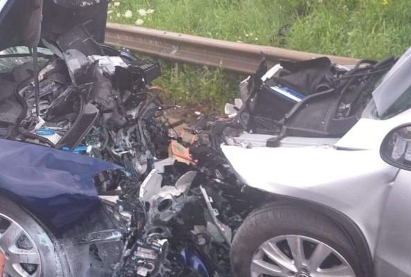 O persoană și-a pierdut viața și alte cinci au fost rănite după ce două autoturisme au intrat în coliziune