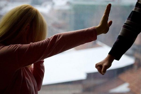 Bătută și amenințată de soț, o femeie a fugit de acasă în toiul nopții