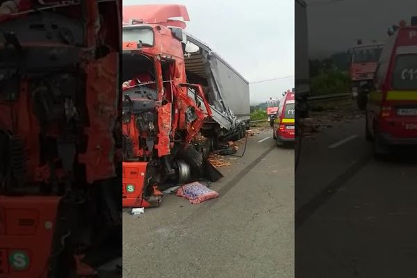 Accident rutier cu trei victime în urma coliziunii dintre un TIR și un camion FOTO VIDEO