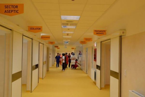 Vatra Dornei. Un utilaj de două tone a trecut peste un muncitor