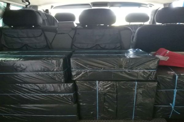 Țigări de contrabandă ascunse în pereții unui microbuz FOTO