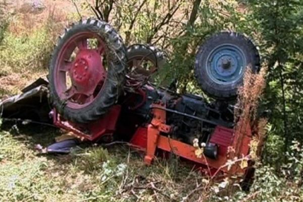 Un bărbat din Dorna Arini a scăpat cu viață după ce s-a răsturnat cu tractorul