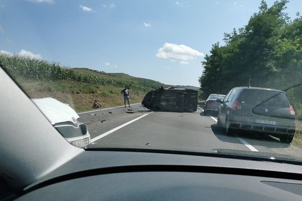 Două persoane au fost rănite, în urma coliziunii între trei autoturisme FOTO