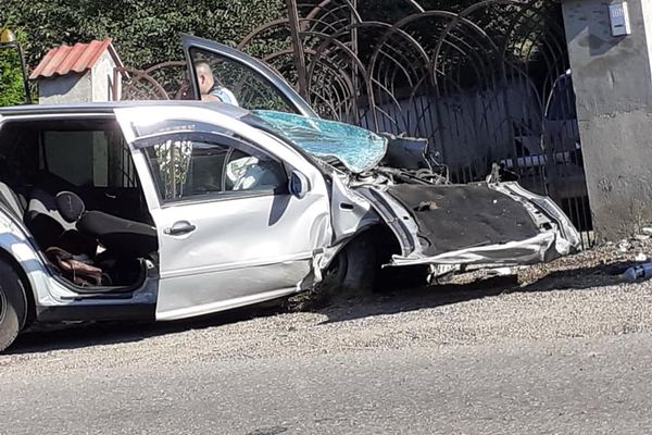 Accident grav la Vicovu de Jos. Un tânăr din Măneuți și-a pierdut viața după ce a intrat cu mașina într-un cap de pod FOTO