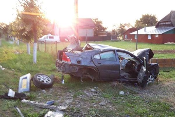 Un bărbat din Vicovu de Sus s-a urcat beat la volan și a intrat cu mașina într-un gard FOTO