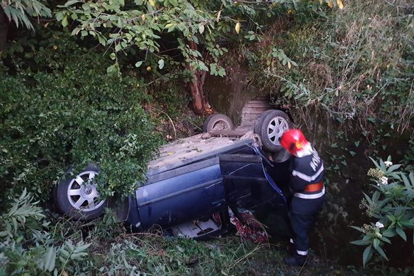 Accident rutier cu cinci răniți. O mașină a ieșit în afara părții carosabile, unde s-a răsturnat pe cupolă FOTO