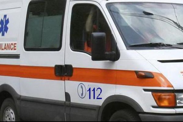 Un șofer fără permis a intrat cu mașina într-un copac. Trei persoane au fost rănite