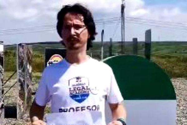VIDEO Judecătorul Cristi Dănileț, protest pe metrul de autostradă construit de Ștefan Mandachi