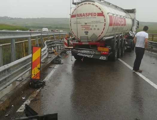 Accident pe raza localității Ilișești. Un autotren a intrat într-un parapet metalic FOTO