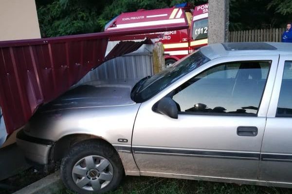 Un șofer a murit după ce a intrat cu mașina într-un gard. Cel mai probabil i s-a făcut rău la volan FOTO