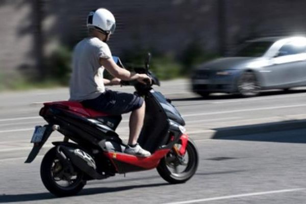 Doi tineri de 16 și 17 ani, prinși după ce au furat un motoscuter din curtea unei case