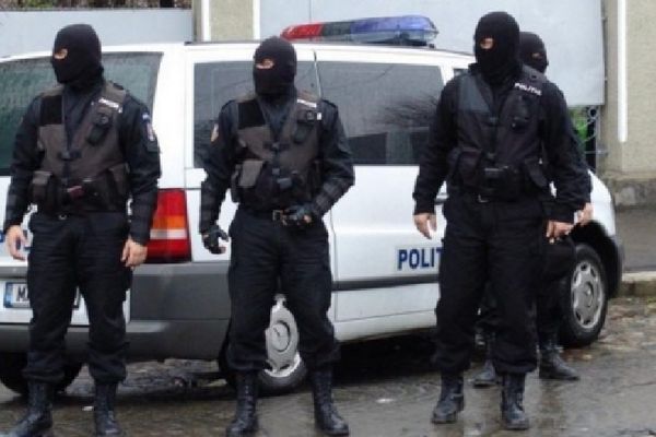 Percheziții pe raza orașului Vicovu de Sus. Polițiștii au confiscat produse de contrabandă în valoare de peste 25.000 lei