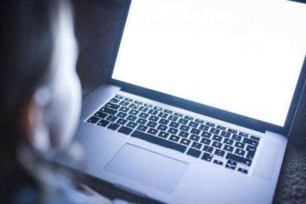 Un individ din Vadu Moldovei a fost arestat după ce a convins o fetiță de nouă ani să îi trimită poze indecente