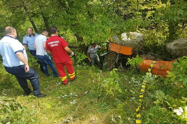 Tragedie. Un bărbat a murit strivit de un tractor FOTO