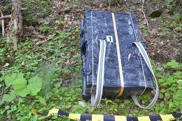 Țigări în valoare de 46.500 lei abandonate la Straja, după ce polițiștii de frontieră au tras focuri de armă FOTO
