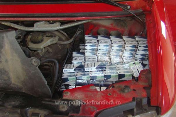 Amendă de 5.000 lei pentru o femeie care a ascuns țigări de contrabandă într-un microbuz FOTO
