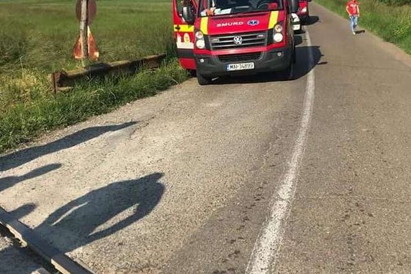 Autoturism acroșat de trenul Iași-Timișoara