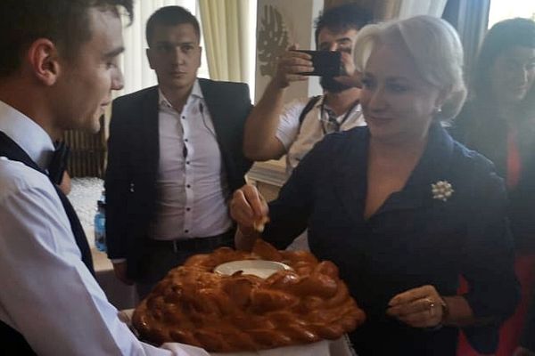 VIDEO Viorica Dăncilă, primită cu pâine și sare la Fălticeni