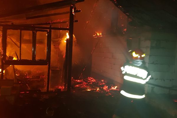 Incendiu la o gospodărie din satul Suha. Flăcări puternice au cuprins o casă și o anexă VIDEO