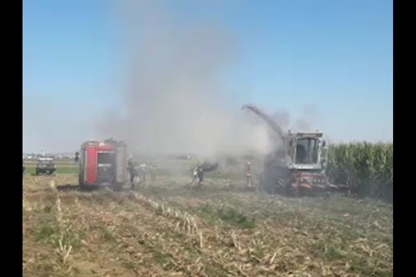 O combină agricolă a luat foc pe un câmp din Marginea VIDEO