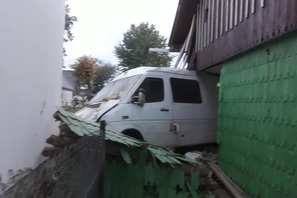 Un șofer din Frătăuții Noi a dărâmat cu autoutilitara pereții unei case FOTO