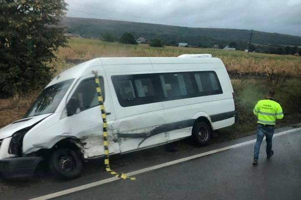 Coliziune între un microbuz și un autoturism. O persoană a fost rănită FOTO