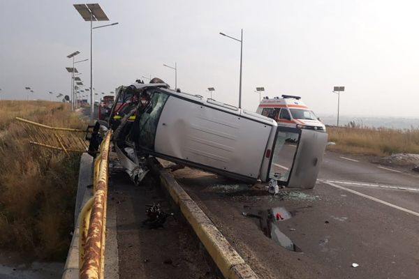 Microbuz răsturnat după ce s-a izbit violent de un cap de pod FOTO
