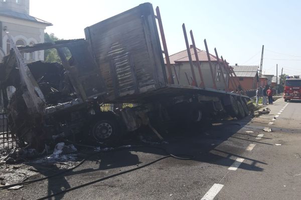 Un autotren condus de un sucevean a luat foc, după impactul cu un autoturism VIDEO