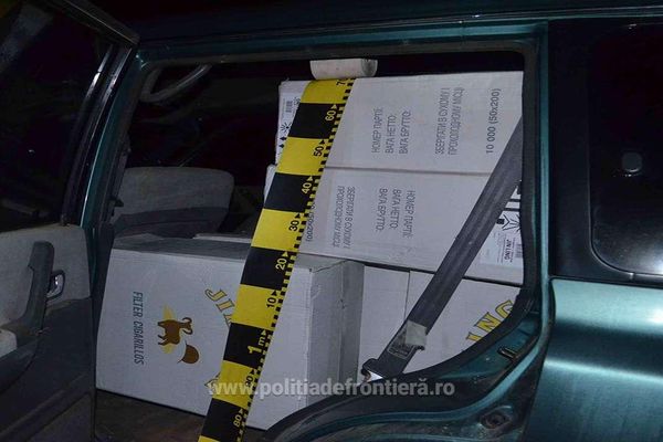 Focuri de armă după un autoturism de teren plin cu țigări de contrabandă. Șoferul a sărit din mers din mașină FOTO