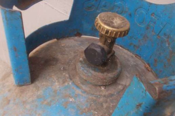 Explozie într-un bloc din Rădăuți. O persoană a suferit arsuri