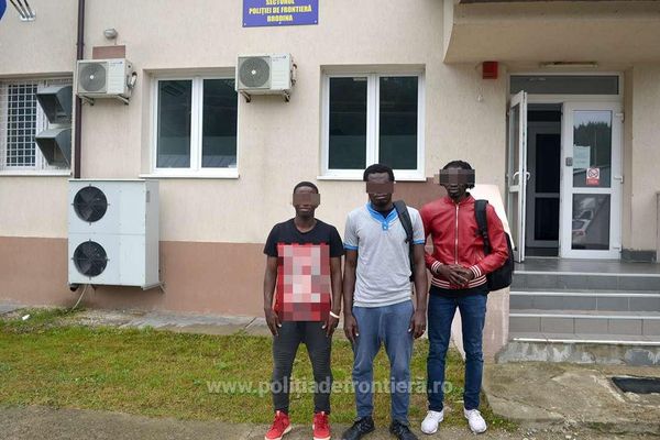 Trei tineri din Guineea și Coasta de Fildeș prinși de polițiștii de frontieră suceveni după ce au intrat ilegal din Ucraina în România FOTO