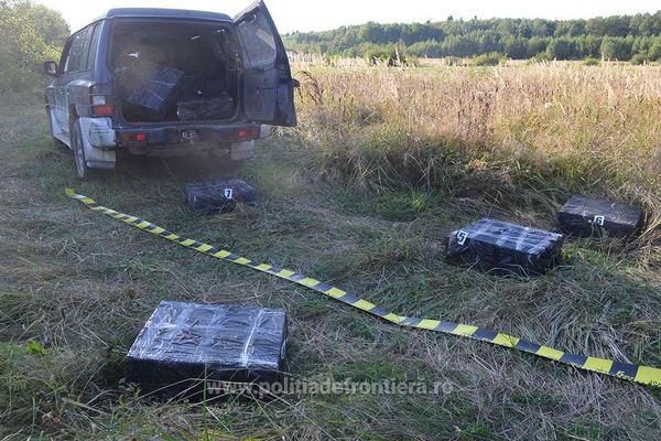 Autoturisme de teren cu țigări de contrabandă, abandonate după ce polițiștii de frontieră au tras focuri de armă FOTO