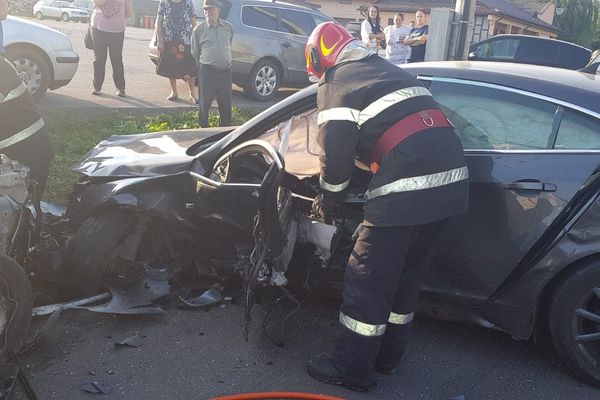 Accident la intrare în municipiul Fălticeni. Trei persoane rănite, dintre care două încarcerate FOTO