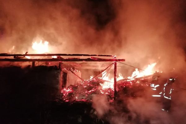 O casă și două anexe au fost distruse de un incendiu. Pompierii s-au luptat patru ore cu flăcările VIDEO