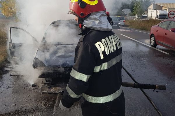Un autoturism a luat foc în mers, la Spătărești VIDEO